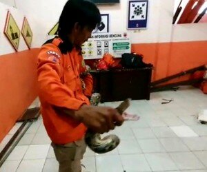 Ular sanca dan kobra ditangkap di sebuah perumahan di Kota Sukabumi. (sule)