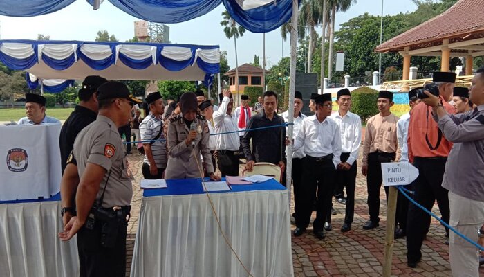 Simulasi suasana antrean pemilih sebelum terjadi keributan. (haryono)