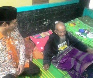 Plt. Bupati Indramayu H. Taufik Hidayat menjenguk Darwita, korban angin puting beliung. (taryani)
