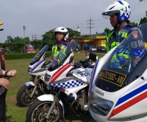 Kapolres Jaktim AKBP Arie Ardian saat pengecekan pasukan. (Ifand)