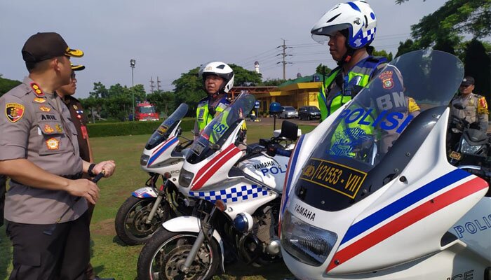 Kapolres Jaktim AKBP Arie Ardian saat pengecekan pasukan. (Ifand)