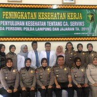 Karumkit Bhayangkara Kompol dr. Hidayatullah, Sp., THT – KL (duduk ditengah) usai penyuluhan