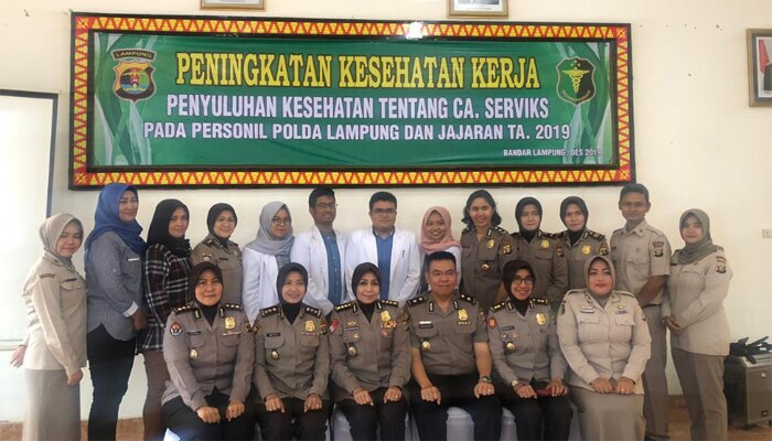 Karumkit Bhayangkara Kompol dr. Hidayatullah, Sp., THT – KL (duduk ditengah) usai penyuluhan