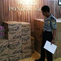 Sebanyak 2.463 botolmiras siap edar yang berhasil disita jajaran Polsek Pondok Aren. (anton)