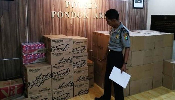 Sebanyak 2.463 botolmiras siap edar yang berhasil disita jajaran Polsek Pondok Aren. (anton)