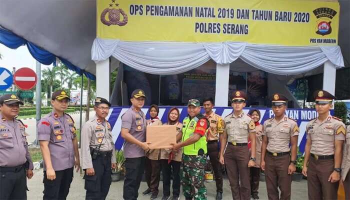 Kapolres Serang AKBP Indra Gunawan bersama Wakapolres Kompol Agung Cahyono saat memberikan bingkisan krpada personil TNI di pos pelayanan di Kawasan Industri Modern Cikande. (ist)