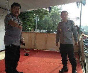Teks foto : Kabag Ops Polres Serang Kompol Kosasih dan Kapolsek Ciruas Kompol Sukirno saat mengecek pospam di Simpang Pasar Ciruas, Sabtu (21/12/2019). (haryono)