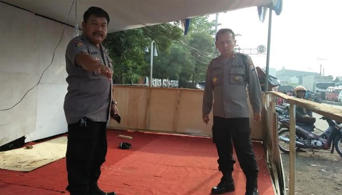 Teks foto : Kabag Ops Polres Serang Kompol Kosasih dan Kapolsek Ciruas Kompol Sukirno saat mengecek pospam di Simpang Pasar Ciruas, Sabtu (21/12/2019). (haryono)