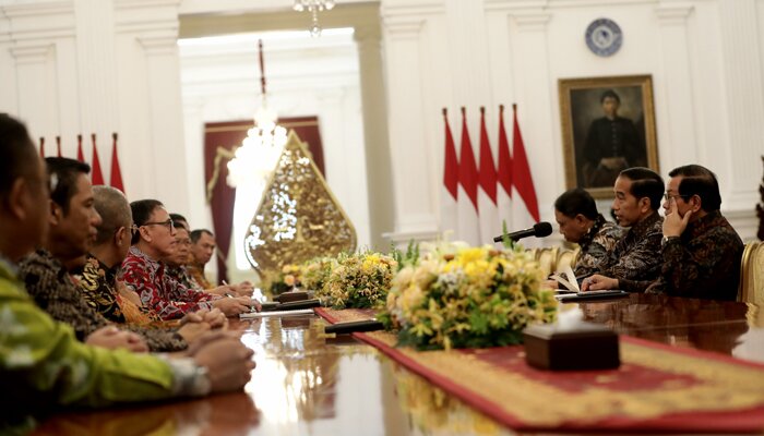 Presiden Jokowi saat menerima jajaran pengurus PSSI di Istana Merdeka, Jakarta, Senin (16/12/2019). (rihadin)