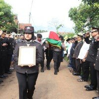 Prosesi pemakaman AKBP Andy yang meninggal dunia karena kecelakaan di Gunung Parang dilakulan secara militer. (dadan)
