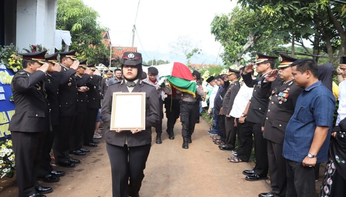 Prosesi pemakaman AKBP Andy yang meninggal dunia karena kecelakaan di Gunung Parang dilakulan secara militer. (dadan)