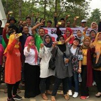 Puluhan ibu-ibu protes penghentian kartu sehat di Bekasi.(saban)