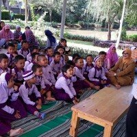 Pendongeng sedang beraksi di depan pelajar. (wandi)