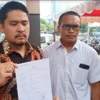 Pengacara Sunoto, Rian Hidayat (kiri), pelapor, Sunoto, (tengah), di Polda Metro Jaya, Jakarta Selatan, Jumat (13/12/2019). (firda)