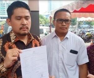 Pengacara Sunoto, Rian Hidayat (kiri), pelapor, Sunoto, (tengah), di Polda Metro Jaya, Jakarta Selatan, Jumat (13/12/2019). (firda)