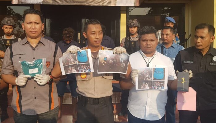 Kapolsek Metro Tamansari, AKBP Rully Indra Wijayanto didampingi Kanit Reskrim Polsek Metro Tamansari AKP Rango Siregar