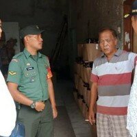 Jajaran Polsek Curug saat melakukan razia ke sebuah kios penjual miras di Kampung Cijengir, Kel. Binong, Curug, Tangsel. (anton)