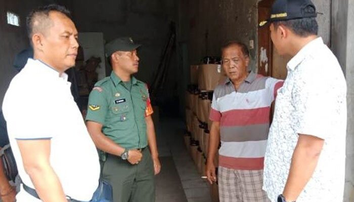 Jajaran Polsek Curug saat melakukan razia ke sebuah kios penjual miras di Kampung Cijengir, Kel. Binong, Curug, Tangsel. (anton)