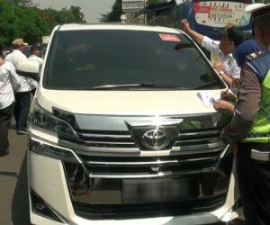 Penindakan mobil penunggak pajak di Jalan Raya. (Ifand)