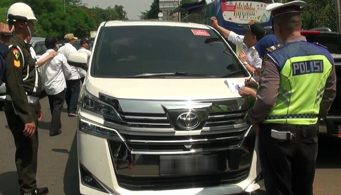Penindakan mobil penunggak pajak di Jalan Raya. (Ifand)