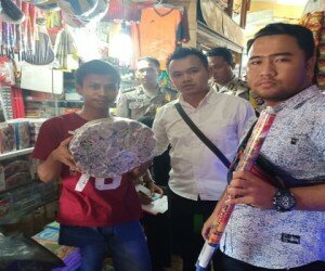 Personil Polsek Ciruas saat melaksanakan operasi terhadap penjual petasan di Kecamatan Ciruas. (haryono)