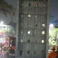 Petugas sedang membongkar Papan rekleme tak berizin. (wandi)