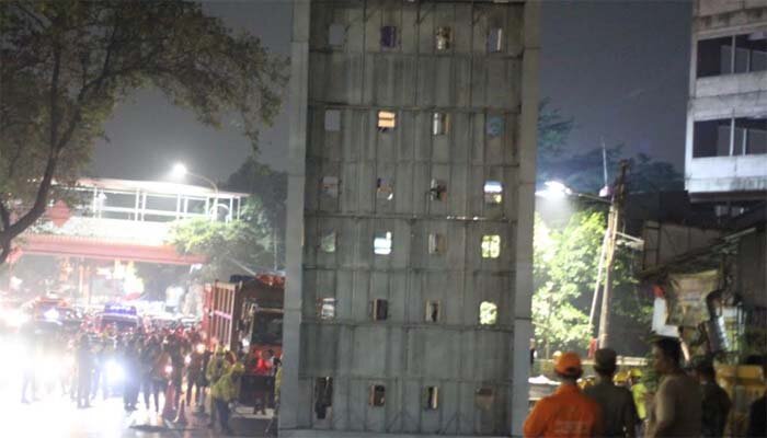 Petugas sedang membongkar Papan rekleme tak berizin. (wandi)