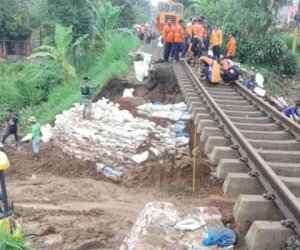 Rel Kampung Cicewol Tergerus Longsor, Relasi Sukabumi-Bogor Terhenti. (ist)