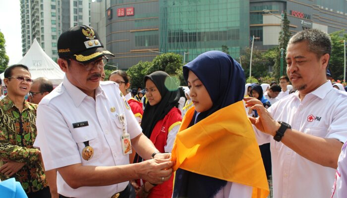 Wakil Walikota Jakbar, M. Zen didampingi Ketua PMI Jakbar, H. Baharudin melantik 650 relawan PMI Jakbar termasuk PMR. (Rachmi)