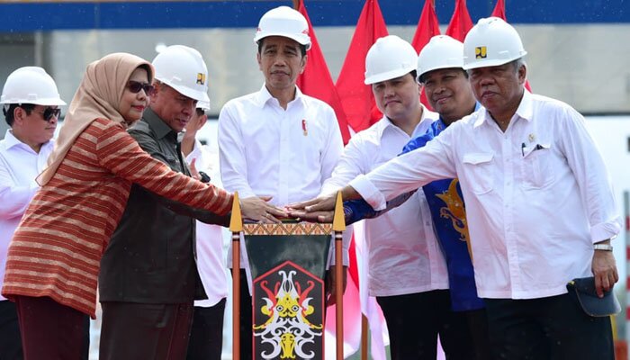 Presiden Jokowi meresmikan jalan tol Balikpapan-Samarinda (Balsam) di gerbang tol Samboja, Kabupaten Kutai Kartanegara, Kalimantan Timur