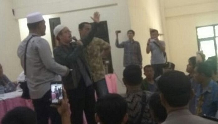 Sejumlah warga Kel. Kurkut, Limo yang keberatan dengan nilai ganti rugi lahan untuk pembebasan Jalan Tol Cijago. (anton)
