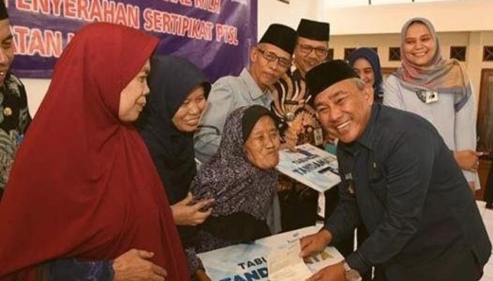 Wali Kota Depok Muhammad Idris saat menyweahkan bantuan RTLH ke warga miskin di Kec. Limo. (anton)