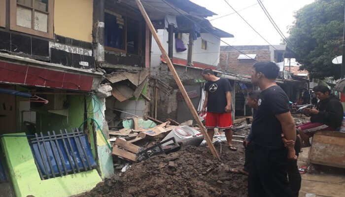 Rumah warga yang ambruk akibat proyek pembangunan saluran air. (ifand)