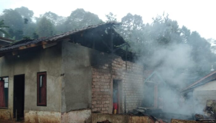 Tiga rumah di Desa Berekah, Kecamatan Bojonggenteng, Kabupaten Sukabumi, Jawa Barat, terbakar. (sule)