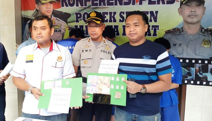 Polisi menunjukam barang bukti sabu ditangkap di Senen. (silaen)