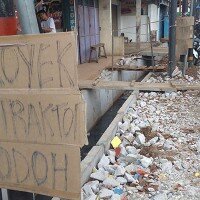 Keluhan warga atas perbaikan saluran air di jalan Komodor, Halim. (Ifand)