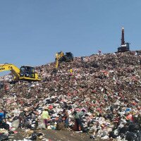 Kondisi sampah buangan warga di TPA Cipayung, Depok yang menggunung. (anton)