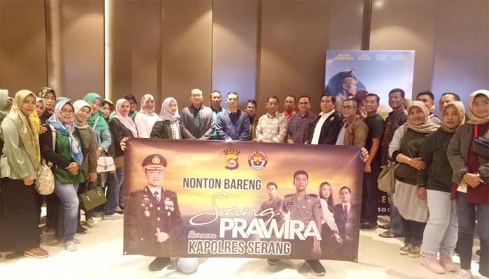 Teks foto : Kapolres Serang AKBP Indra Gunawan bersama pejabat utama Polres Serang foto bersama insan pers sebelum nobar film Sang Prawira, di Cinema XXI Mall of Serang (MoS), Selasa (3/12/2019). (haryono)