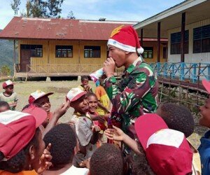 Prajurit TNI jadi Santa Claus di perbatasan.(ist)