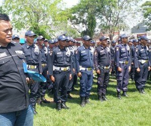 Satpam PT SDB, yang siap terjun membantu penanganan ular kobra dan sarang tawon. (saban)