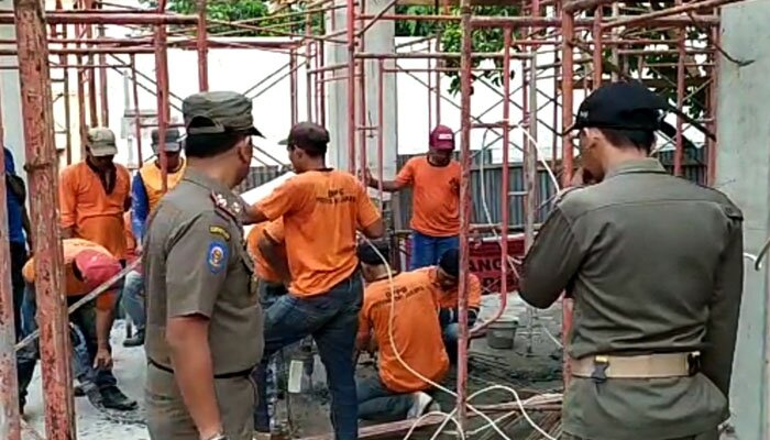 Kasat Pol PP Jaksel saat memimpin pembongkaran kos-kosan mewah di Cilandak. (wandi)