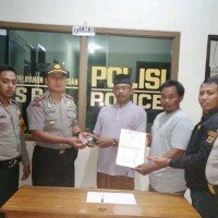 Penyerahan senpi oleh warga.(ist)