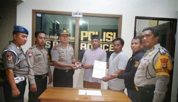 Penyerahan senpi oleh warga.(ist)