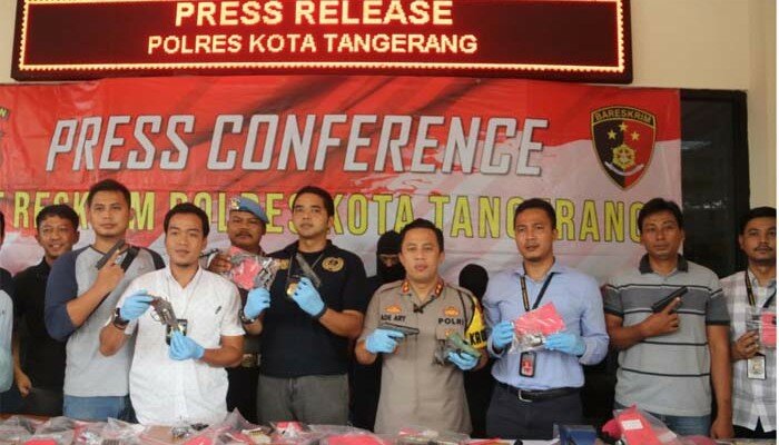 Kapolres Kota Tangerang AKBP Ade Ary Syam Indradi menunjukkan barang bukti senpi rakitan.(imam)