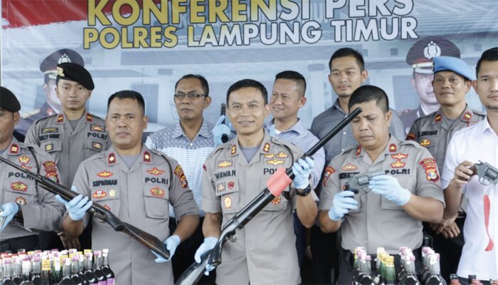 Kapolres Lampung Timur AKBP Wawan Setiawan, S.IK menunjukkan senpi rakitan yang diserahkan warga.(koesma)