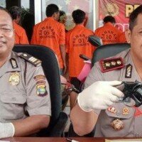 Kapolres Pringsewu menunjukan senpira dari penyerahan warga kepala Polres Pringsewu