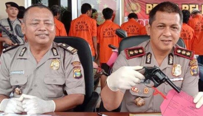 Kapolres Pringsewu menunjukan senpira dari penyerahan warga kepala Polres Pringsewu