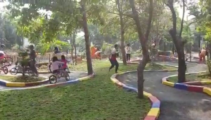 Pengunjung tengah bersepeda di lintasan sekitar 700 meter di Taman Sepeda, Jakbar yang dibangun Camat Kembangan, Joko Mulyono tanpa menggunakan APBD dengan memanfaatkan lahan tidur milik Pemprov DKI Jakarta. (Rachmi)