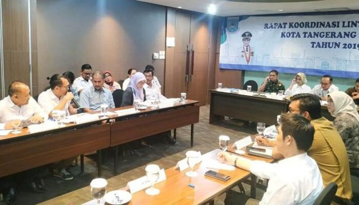 Salah satu kegiatan rapat koordinasi proyek Jalan Tol Sercin di Balaikota Tangsel. (anton)