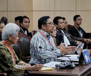Kuasa hukum Agus Rahardjo cs, Feri Amsari (tengah) saat sidang perdana gugatan UU KPK di Mahkamah Konstitusi. (ikbal)
